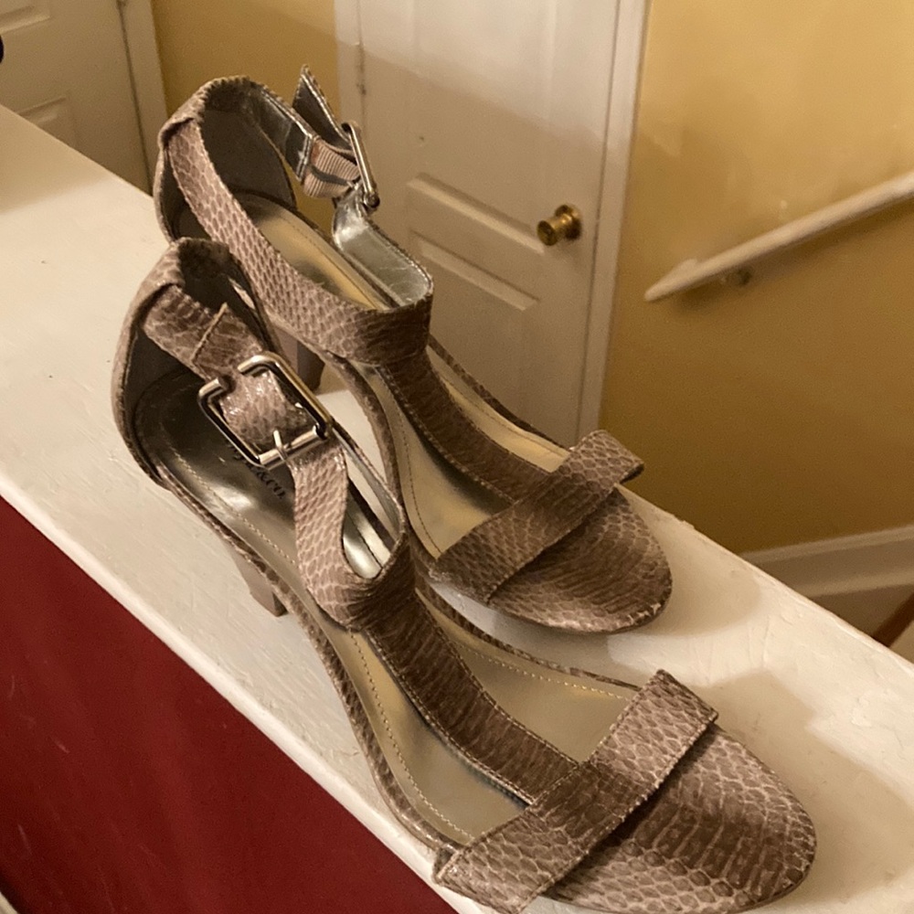 Style co. Sandals shoes tan snake skin side elastic buckles excellent condition